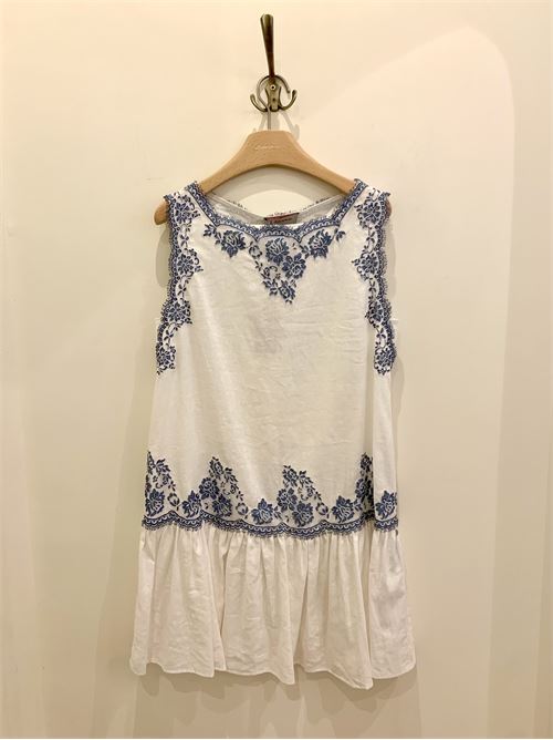 Sleeveless white cotton dress featuring indigo blue floral embroidery and delicate scalloped lace trims. This piece is defined by its romantic Mediterranean aesthetic, with intricate needlework framing the neckline, armholes, and the drop-waist seam. Ermanno Firenze | D48EQ050ET0MFA39